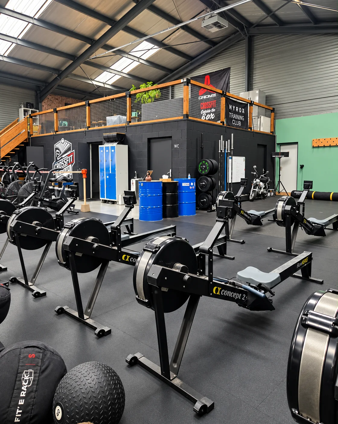 Rameurs alignés dans l'espace cardio de CrossFit Vallée du Gier